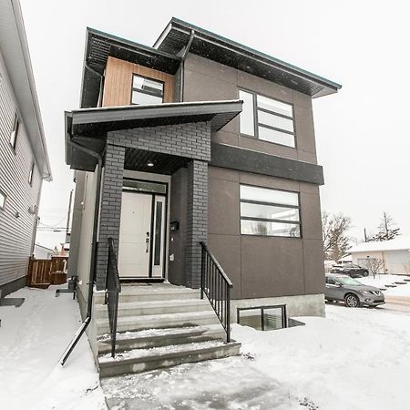 Bright Modern Home - King Bed - Free Parking - Fireplace - Fast Wi-Fi - Free Netflix 에드먼턴 외부 사진